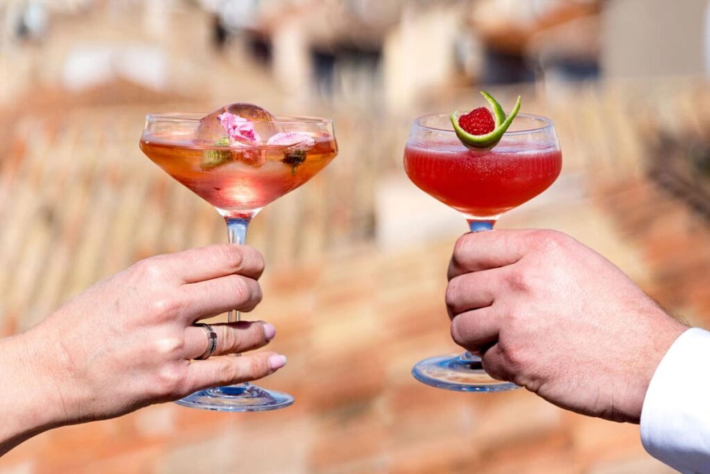 Cocktail "moi je joue", soirée "la vie en rose" à l'Hôtel de Paris Saint-Tropez