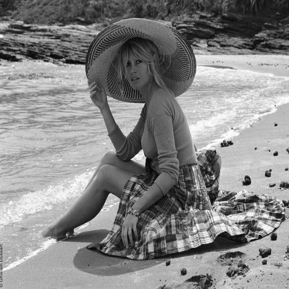 Brigitte Bardot sur la plage
