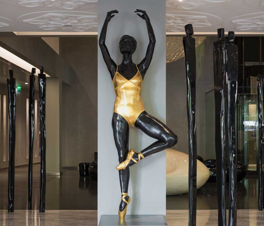 La sculpture "Relevé" de l'artiste Carole A. Feuerman, exposée à l'Hôtel de Paris