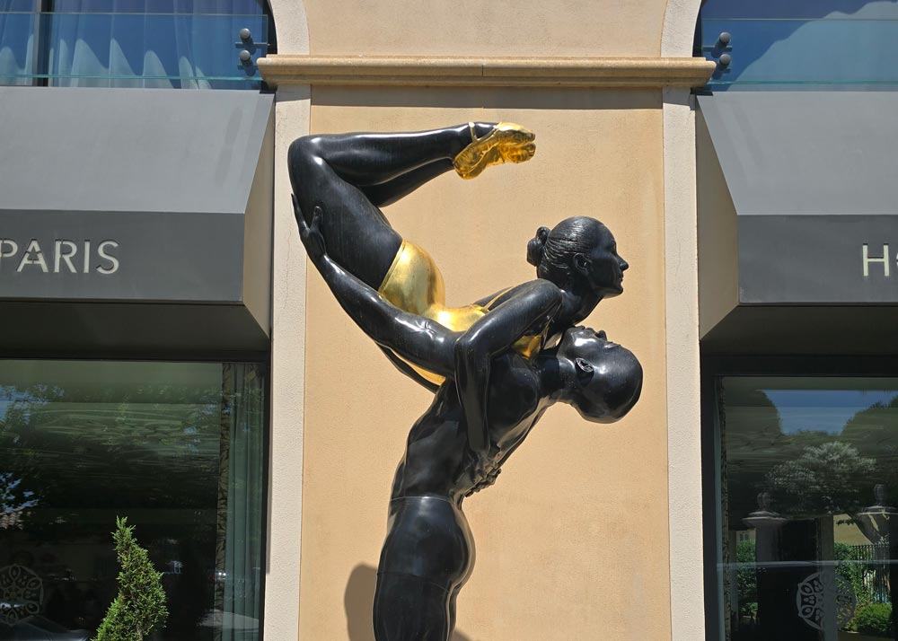La sculpture "Strenght" de Carole A. Feuerman, exposée à l'Hôtel de Paris
