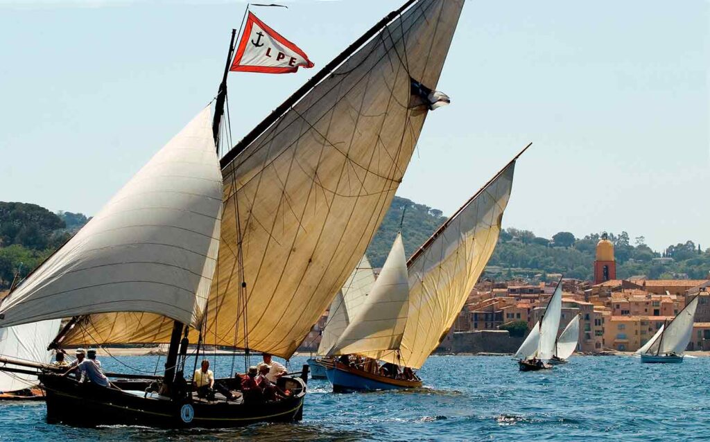 Bateau à voile historique pendant l'événement Les Voiles de Saint-Tropez