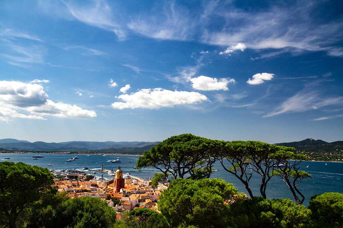 Le village de Saint-Tropez en avril