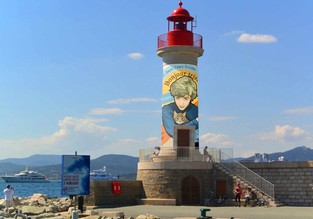 Habillage du phare par l'article JBC Art pour le Saint-Tropez Couleur Bleu 2025